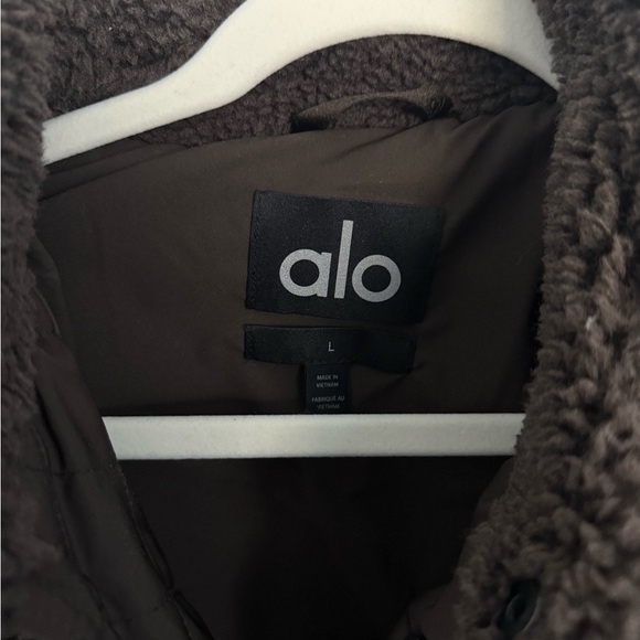 Alo Sherpa Edge Shacket in Espresso - Picture 6 of 7
